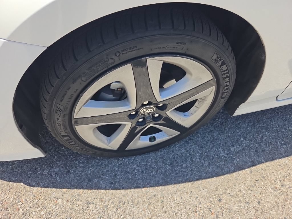 Certified 2016 Toyota Prius Three Touring FWD image 10