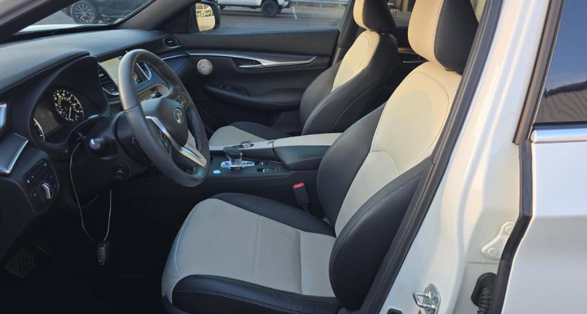 Used 2023 Nissan Pathfinder SL w/ Black Appearance Package image 10