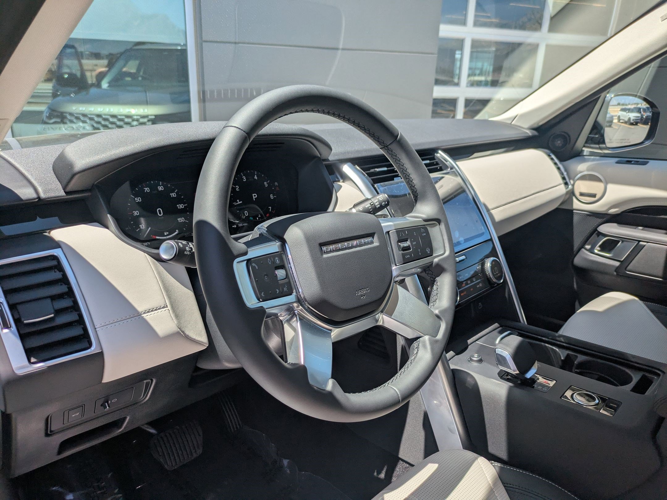 New 2025 Land Rover Discovery S image 12