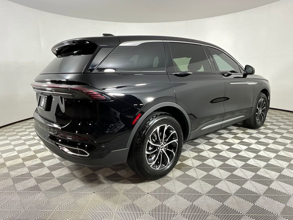 Used 2025 Lincoln Nautilus Premier image 4