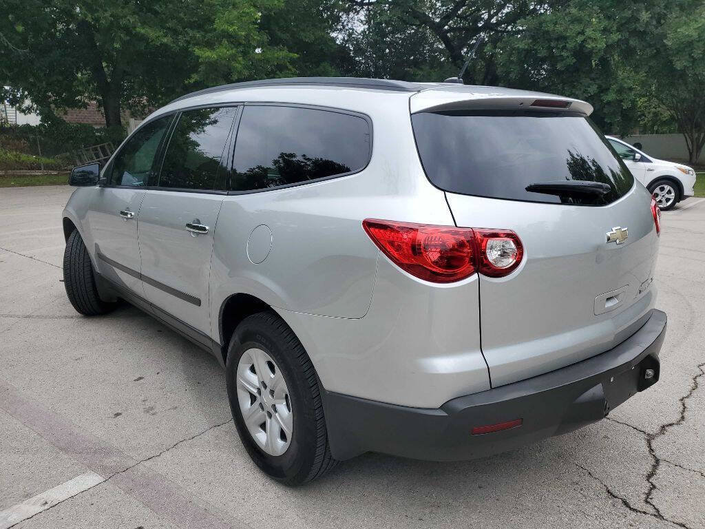 Used 2011 Chevrolet Traverse LS FWD image 2