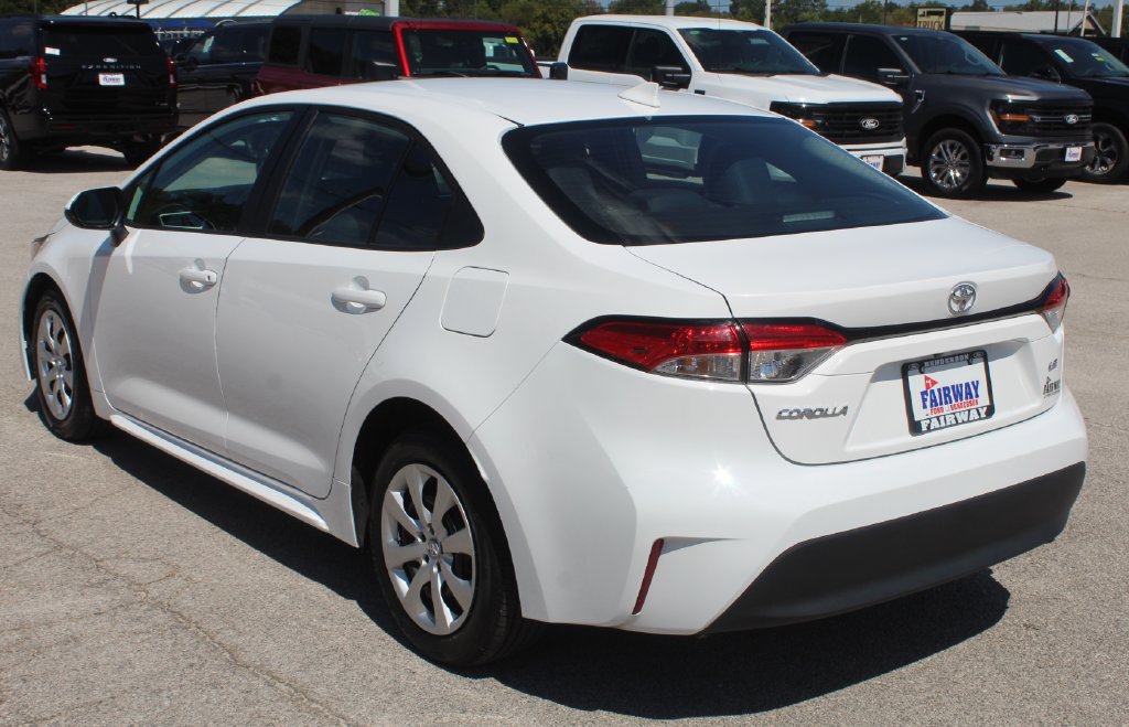 Used 2025 Toyota Corolla LE FWD image 6