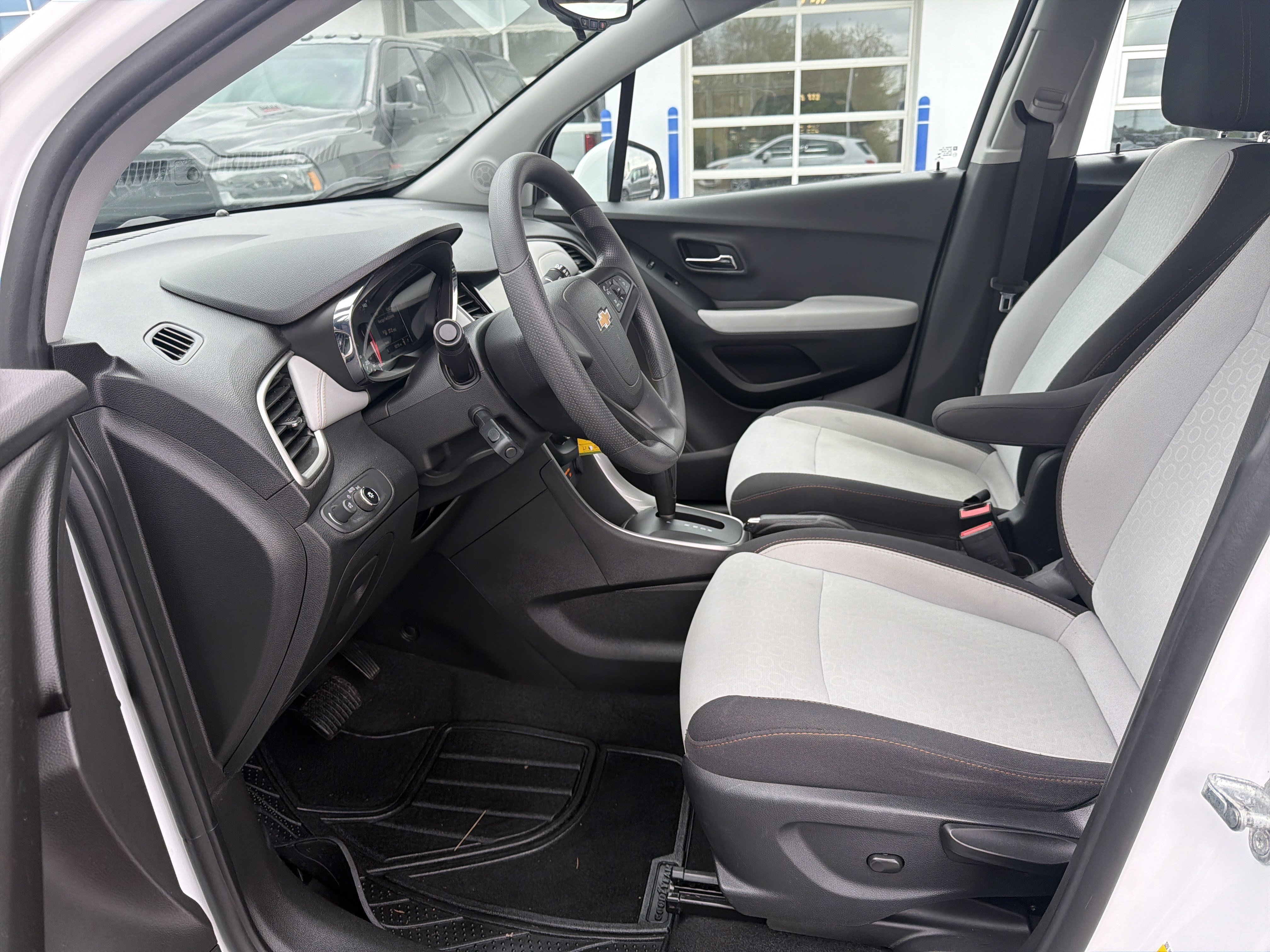 Used 2017 Chevrolet Trax LS AWD/4WD image 19