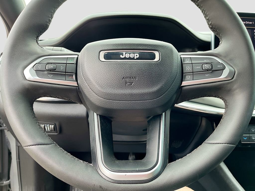 Used 2023 Jeep Compass Limited image 11