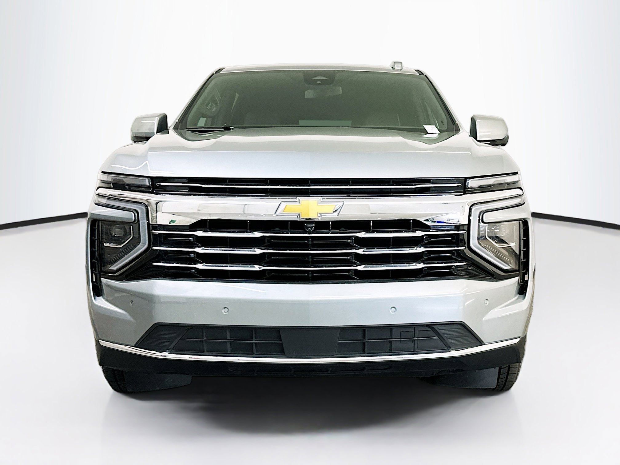 Used 2025 Chevrolet Suburban LT image 2