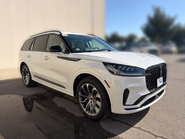 New 2026 Lincoln Aviator AWD w/ Jet Appearance Package image 3