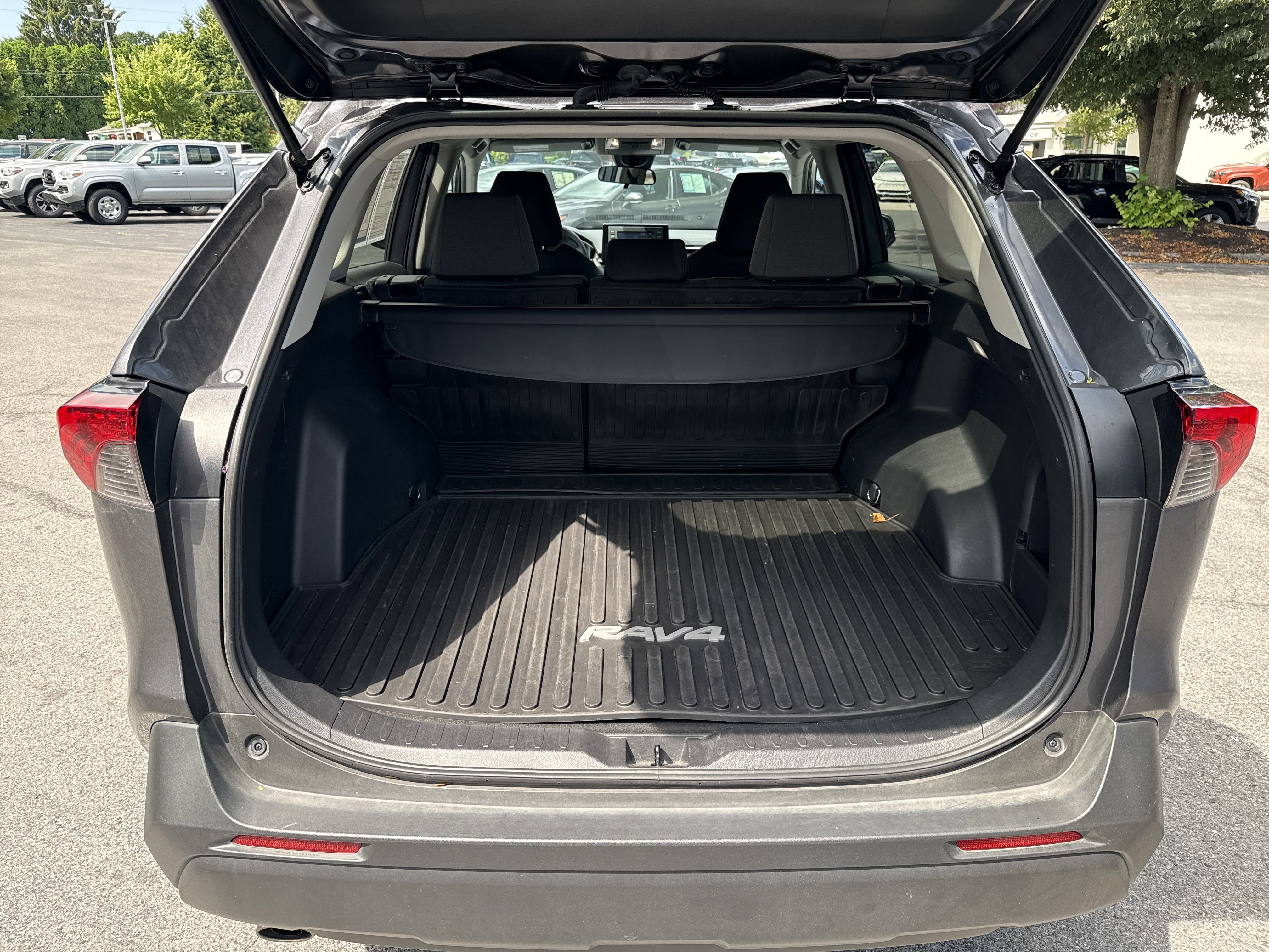 Used 2022 Toyota RAV4 XLE image 11