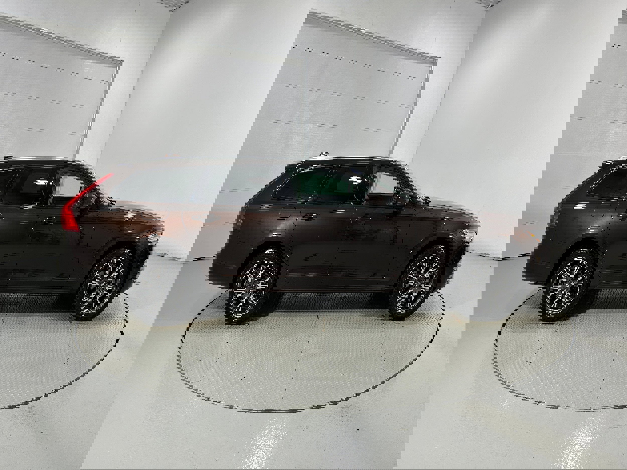 Used 2017 Volvo V90 T6 Cross Country image 37