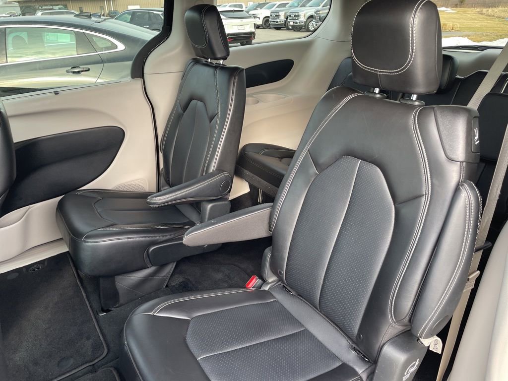 Used 2024 Chrysler Pacifica Touring-L image 23