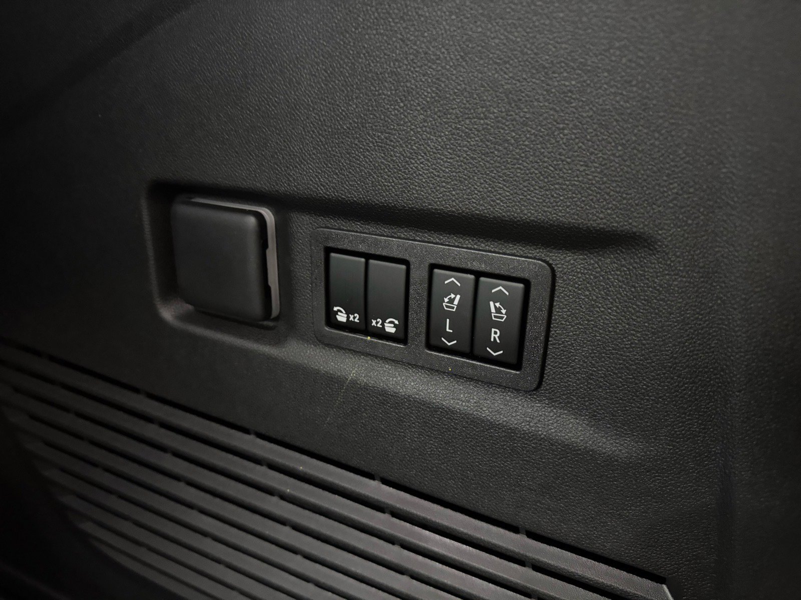 New 2026 GMC Yukon XL Denali w/ Denali Reserve Package image 11