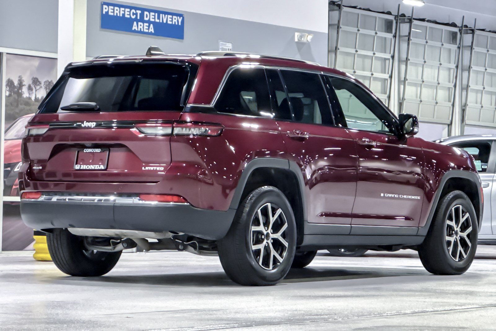 Used 2024 Jeep Grand Cherokee Limited AWD/4WD image 9