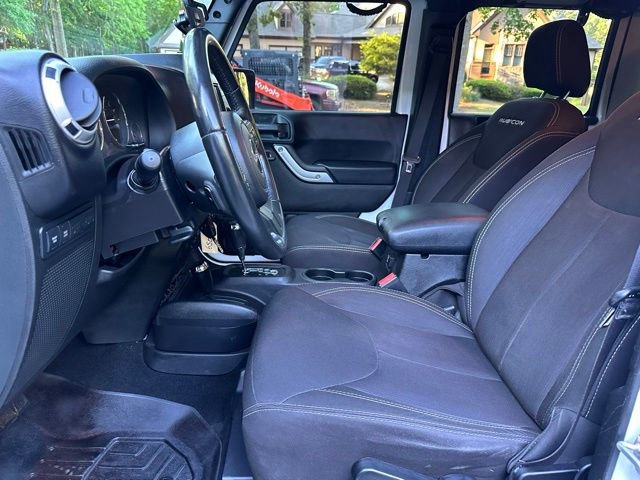 Used 2015 Jeep Wrangler Unlimited Rubicon w/ Connectivity Group AWD/4WD image 12