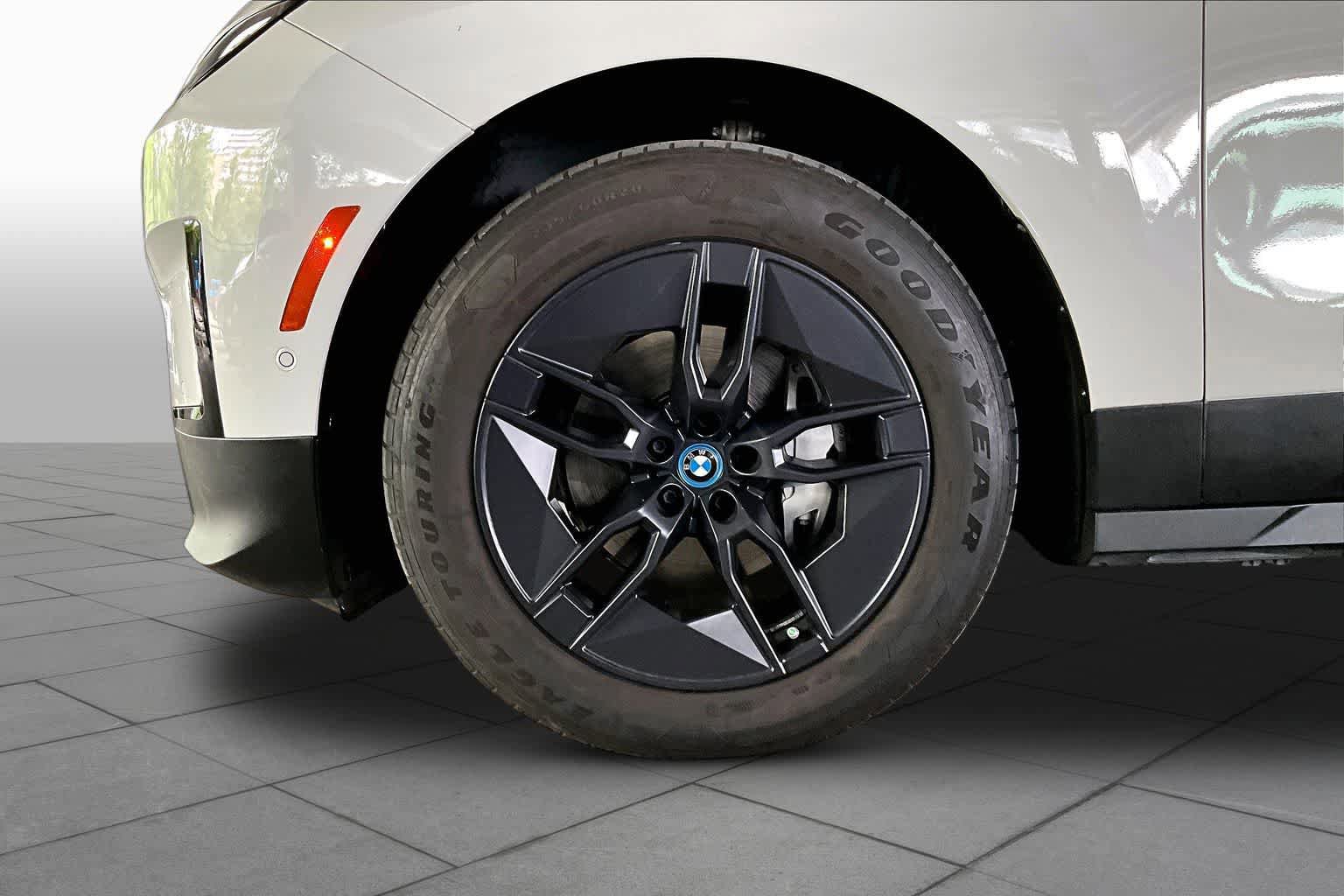 Used 2024 BMW iX xDrive50 w/ Convenience Package AWD/4WD image 10