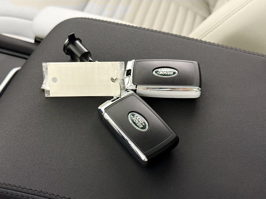 Used 2025 Land Rover Discovery S AWD/4WD image 17