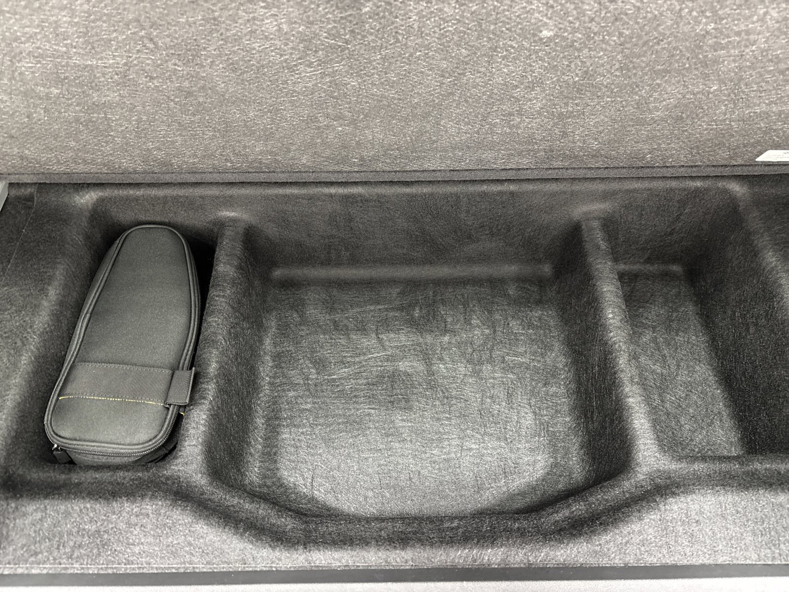 Used 2025 Rivian R1S Premium image 26