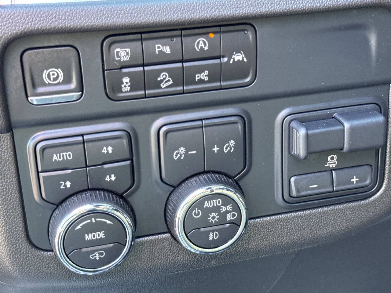 Used 2025 Chevrolet Suburban High Country AWD/4WD image 19
