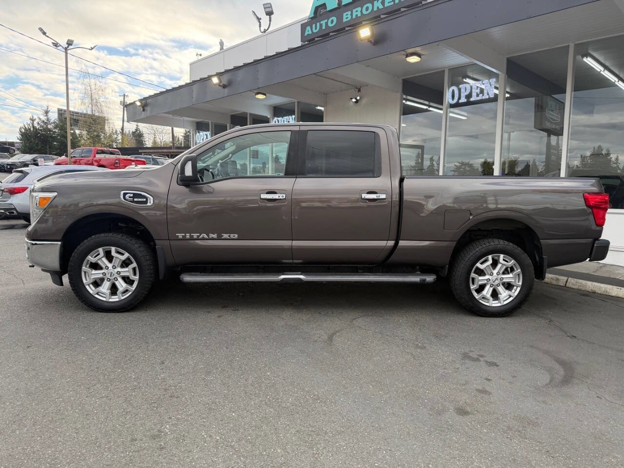 Used 2017 Nissan Titan SV AWD/4WD image 2