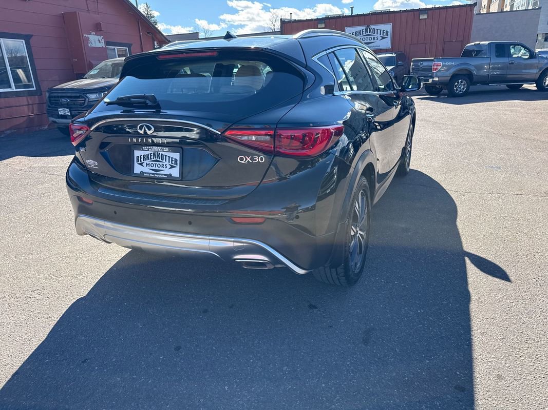 Used 2017 INFINITI QX30 Premium w/ Navigation Package image 7