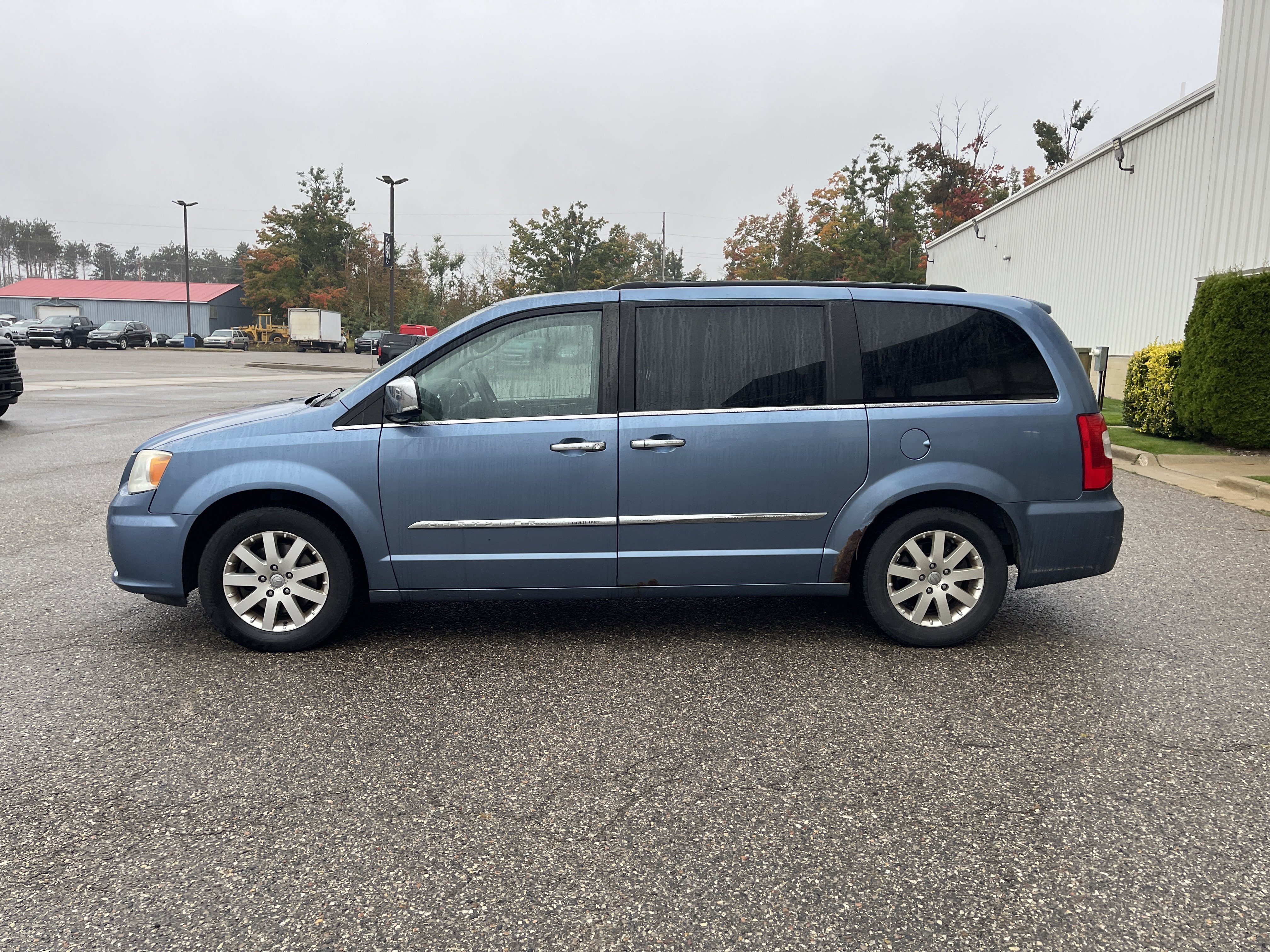 Used 2012 Chrysler Town & Country Touring-L w/ Entertainment Group #2 FWD image 7