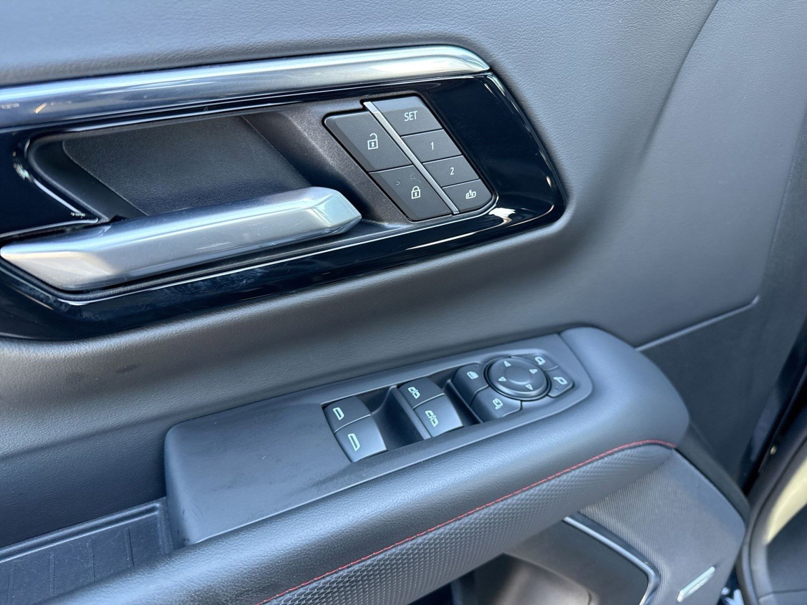 Used 2025 Chevrolet Suburban RST w/ RST Capability Package image 15