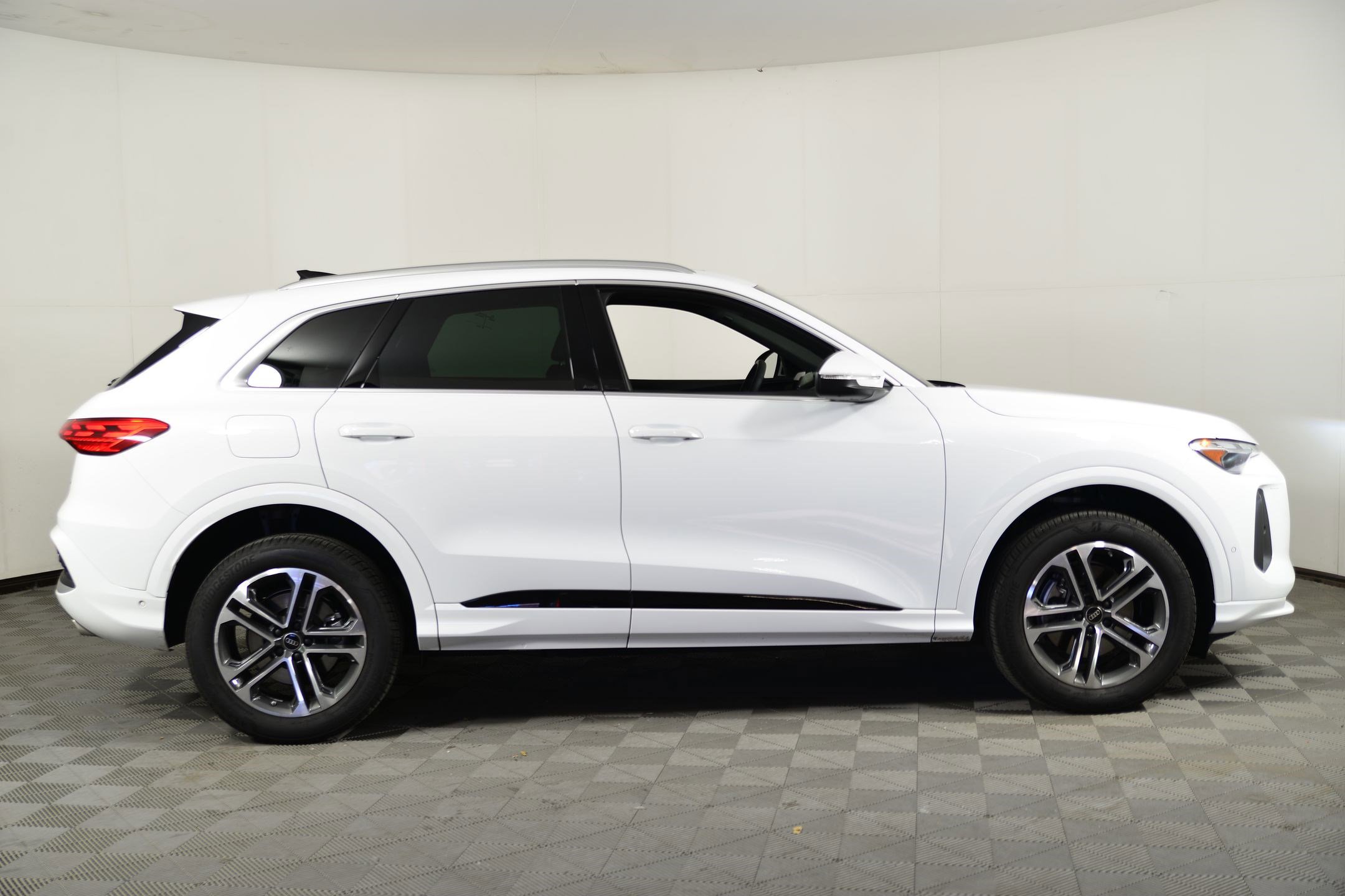 Certified 2025 Audi Q5 Premium w/ Convenience Package image 7