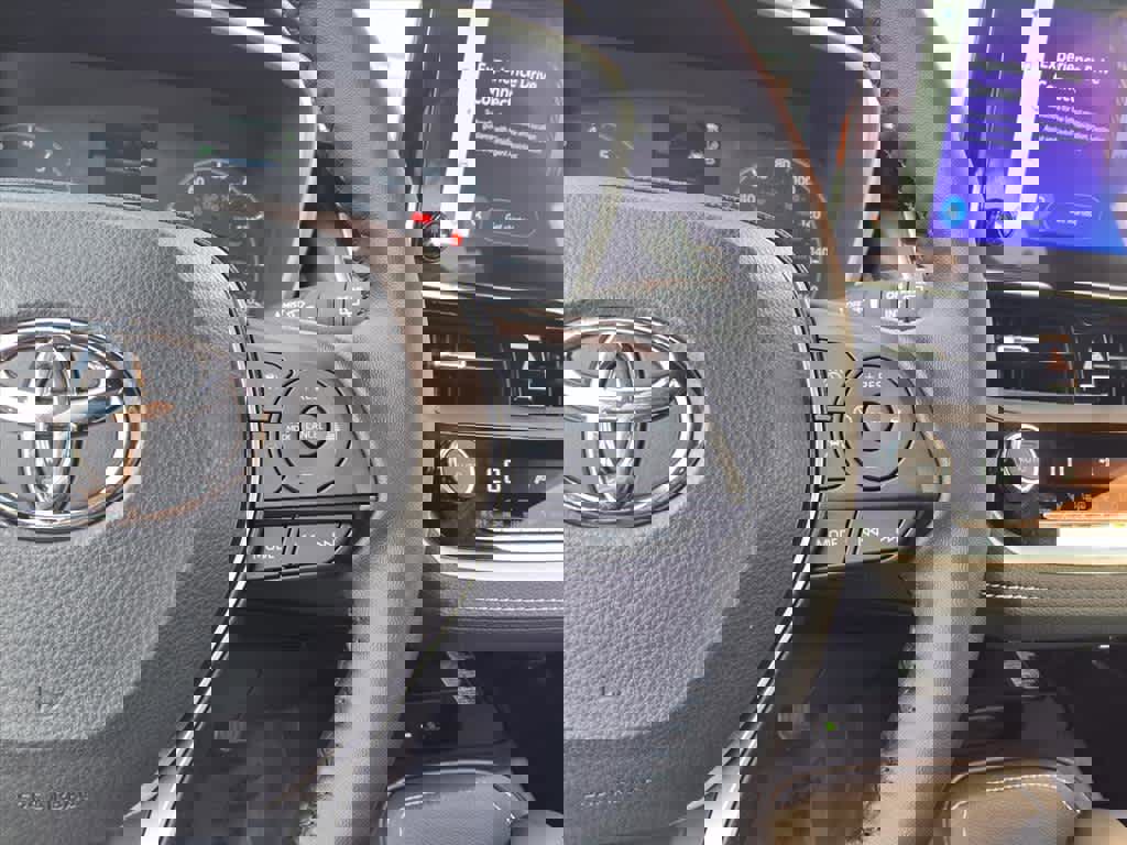 Used 2025 Toyota Corolla SE w/ SE Package image 11