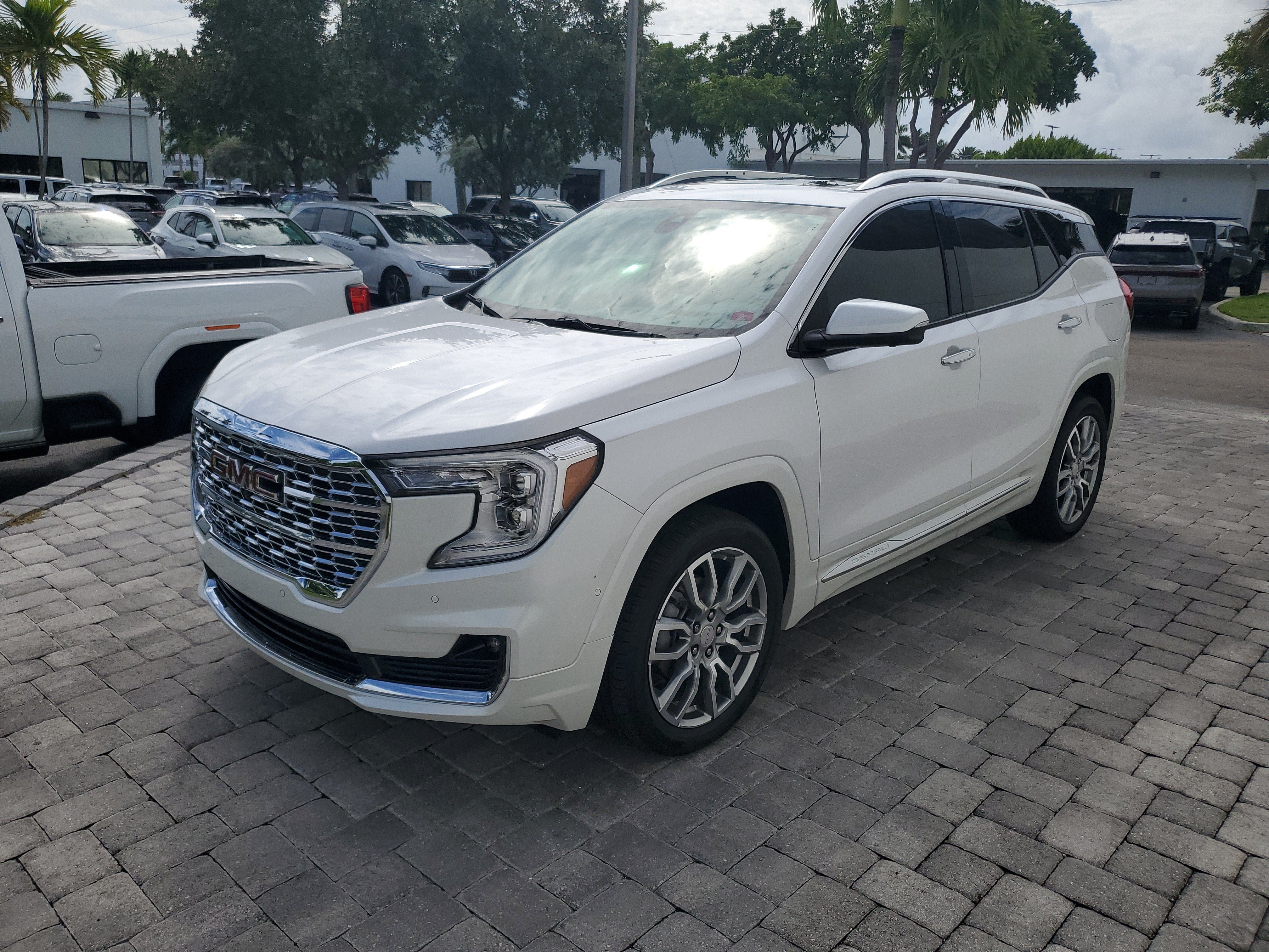 Used 2024 GMC Terrain Denali w/ Denali Premium Package AWD/4WD image 3