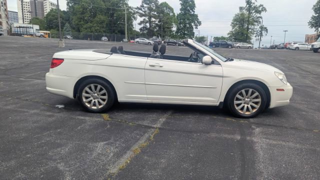 Used 2010 Chrysler Sebring Touring FWD image 16