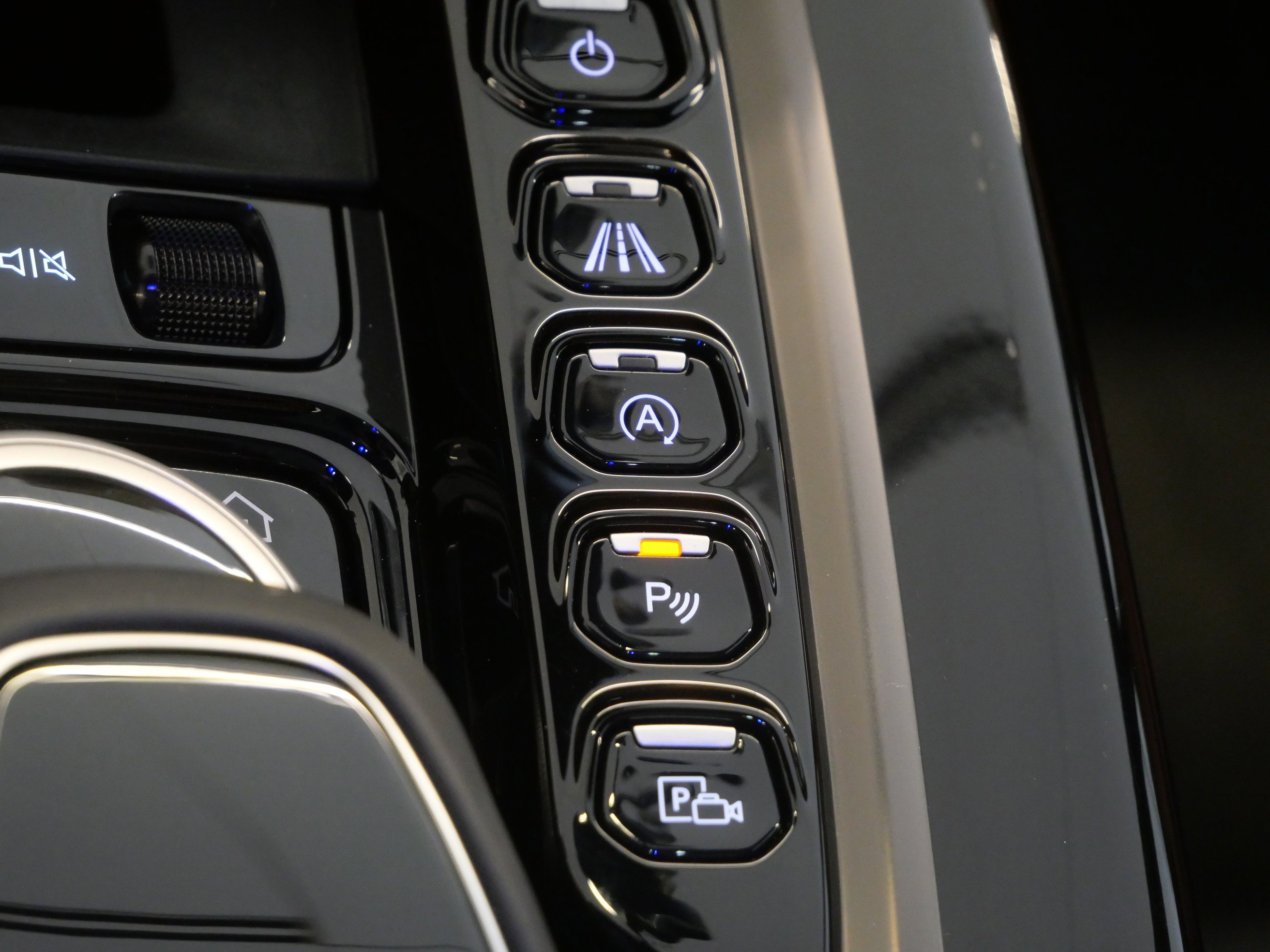 Used 2023 Aston Martin DBX image 32