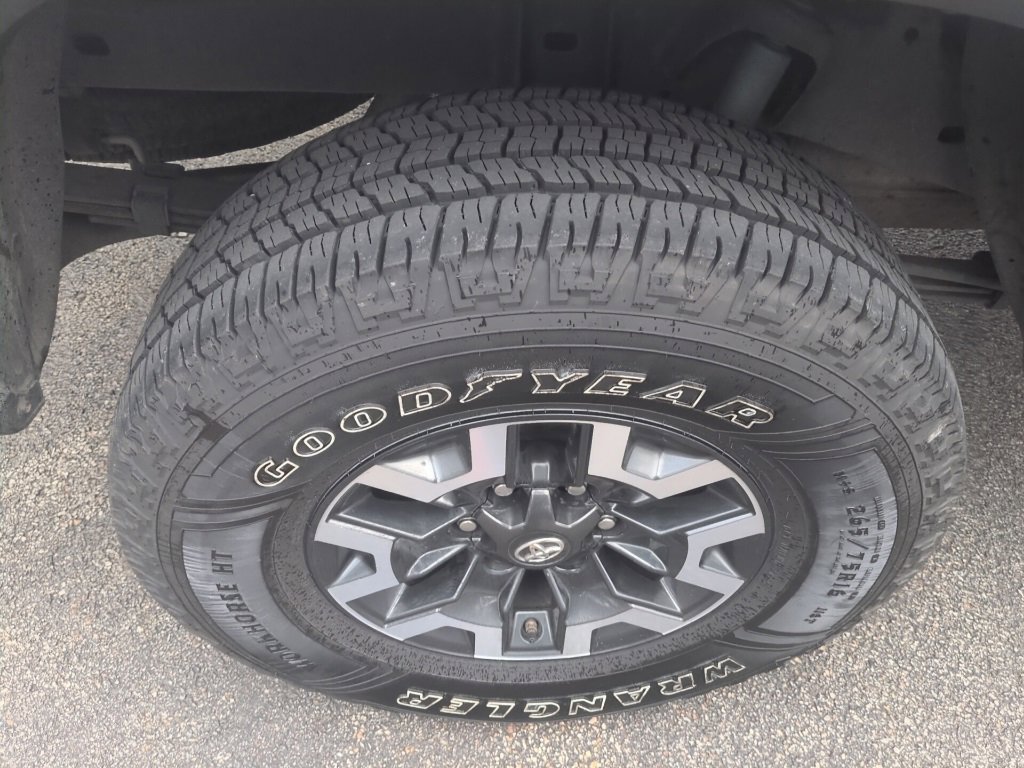 Used 2017 Toyota Tacoma TRD Off-Road image 4