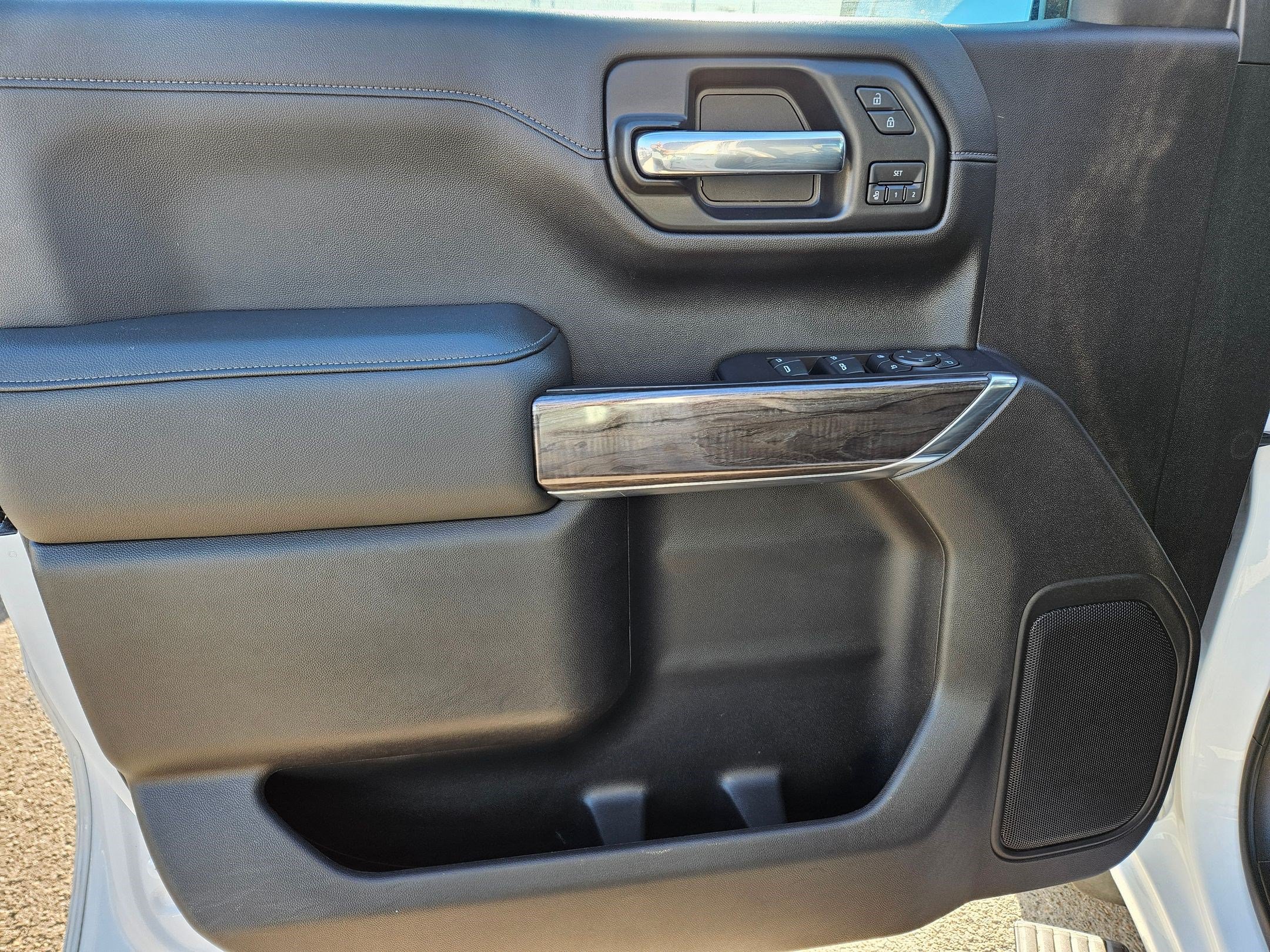 Used 2021 Chevrolet Silverado 1500 LTZ w/ Z71 Off-Road Package AWD/4WD image 12