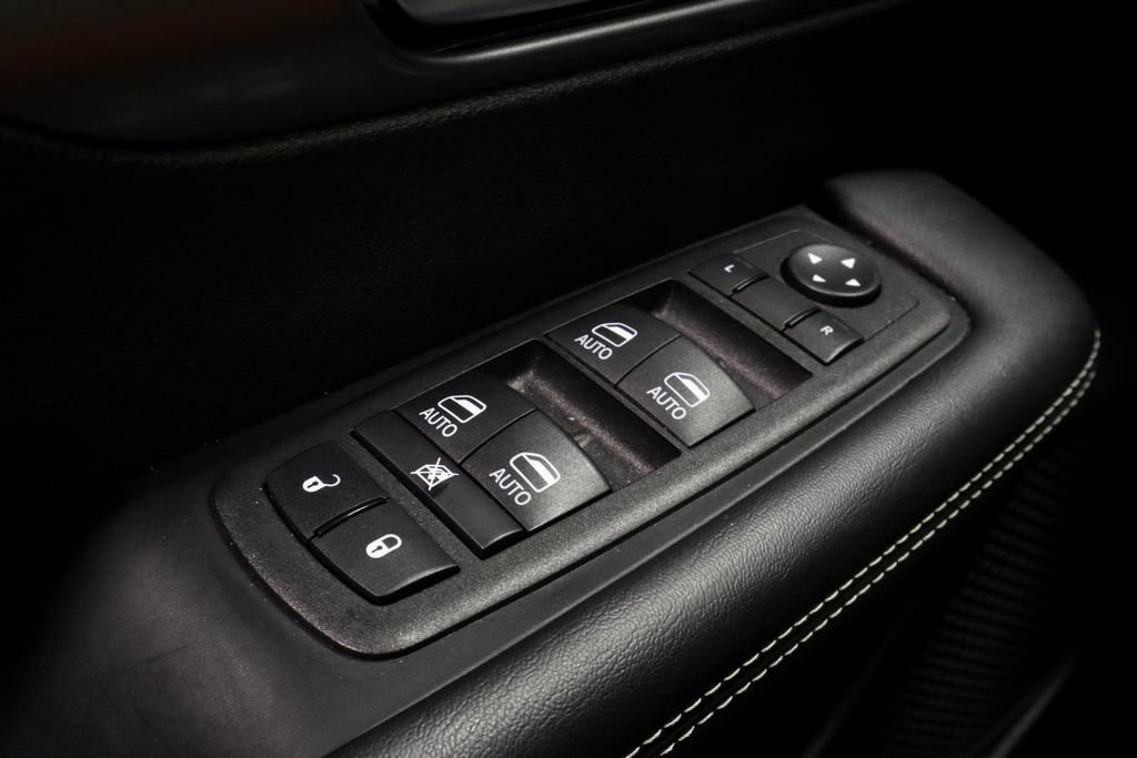 Used 2025 Chrysler Pacifica Select FWD image 24