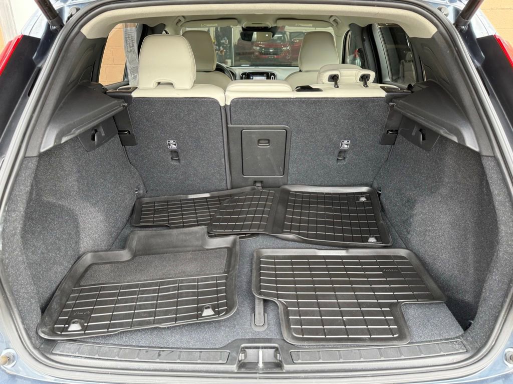 Used 2021 Volvo XC40 T5 Momentum w/ Premium Package image 17