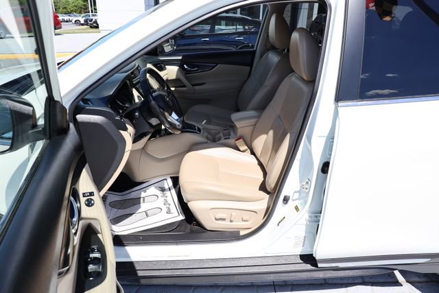 Used 2018 Nissan Rogue SL w/ Premium Package AWD/4WD image 16