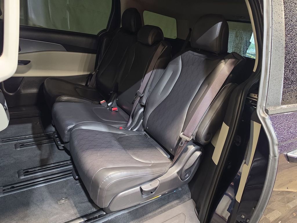 Used 2023 Kia Carnival LX FWD image 23