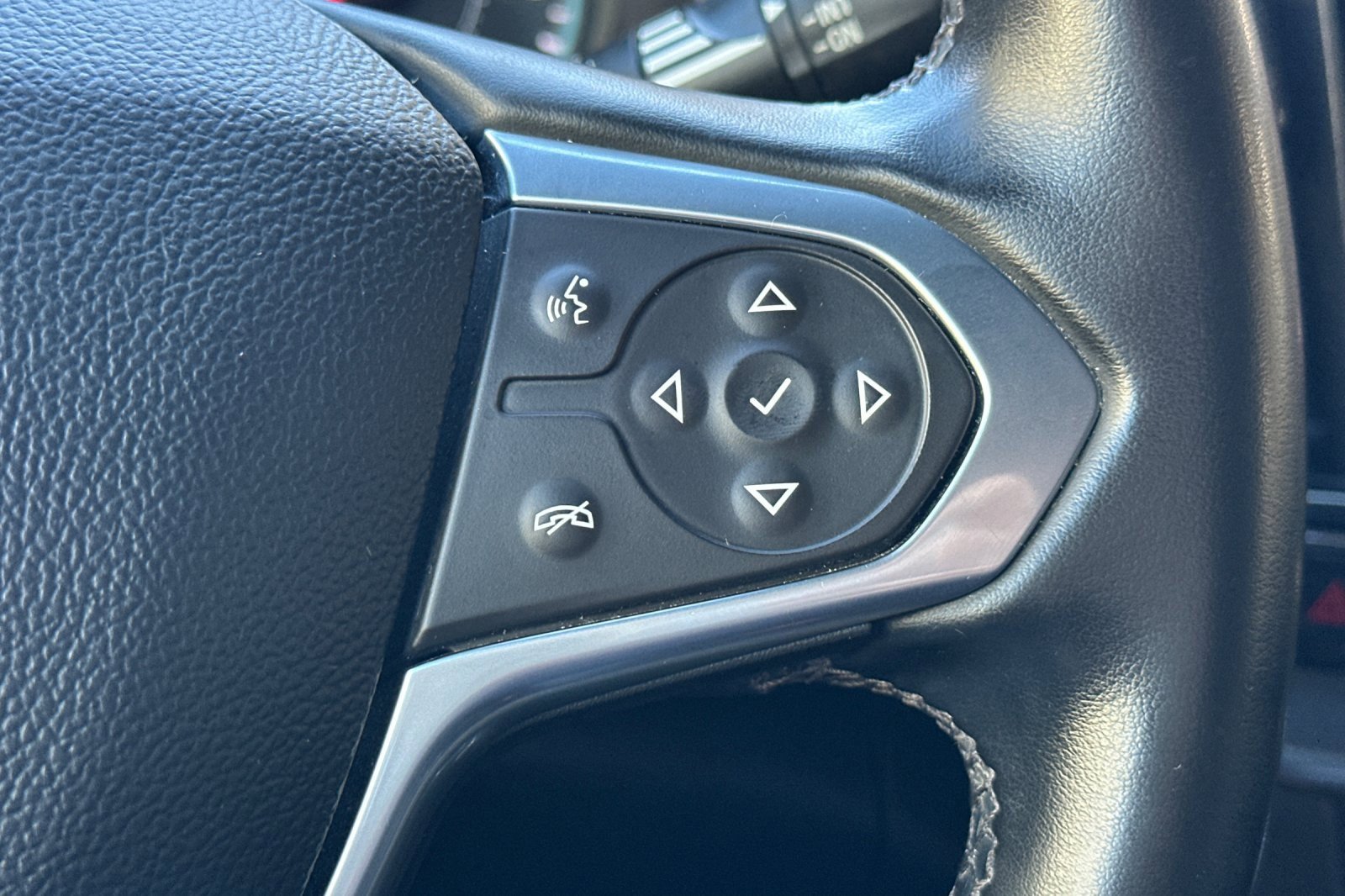 Used 2023 Chevrolet Traverse LT image 33