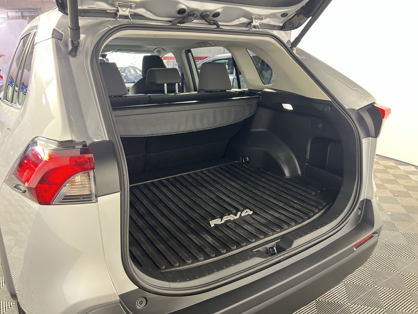 Used 2025 Toyota RAV4 XLE w/ Convenience Package AWD/4WD image 27
