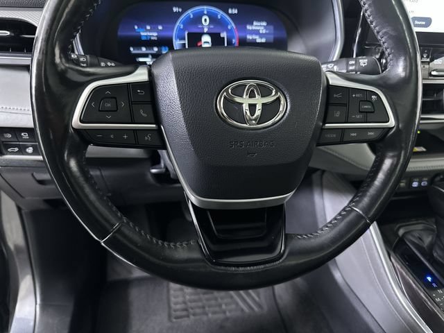 Used 2023 Toyota Highlander Platinum FWD image 11