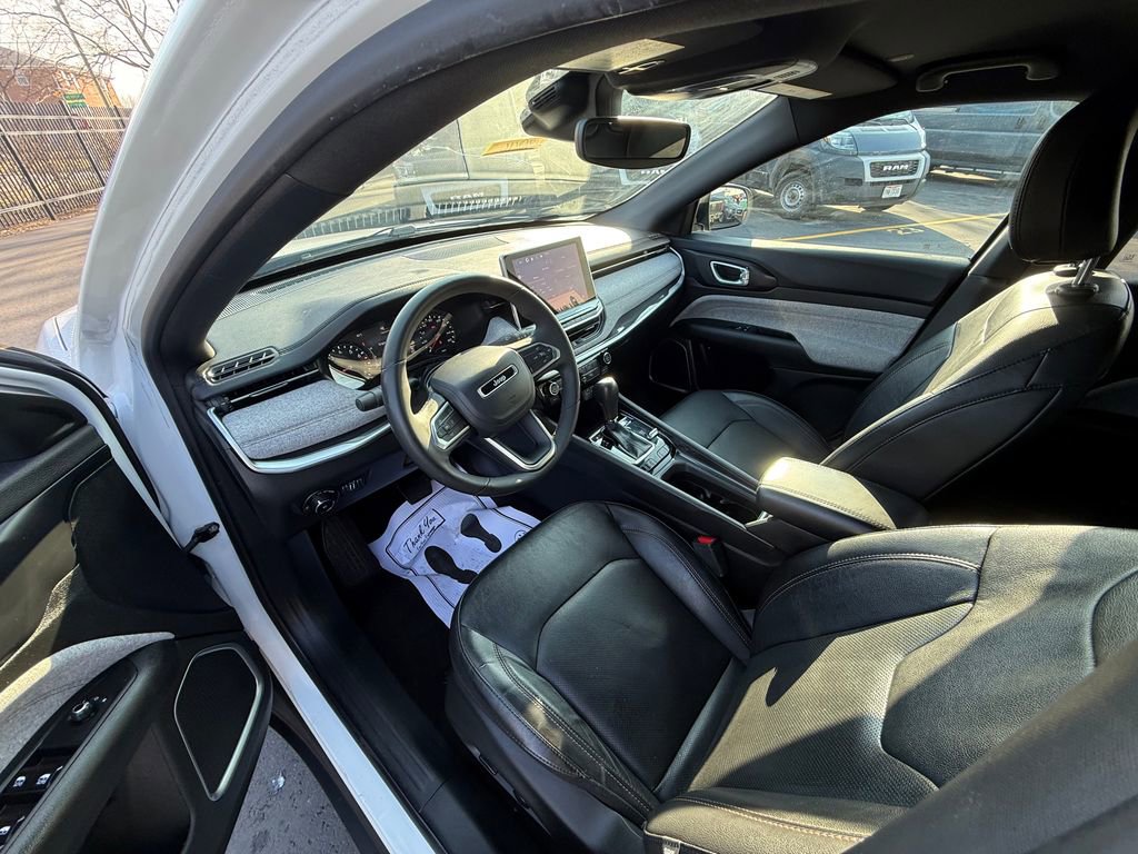 Used 2023 Jeep Compass Latitude image 11