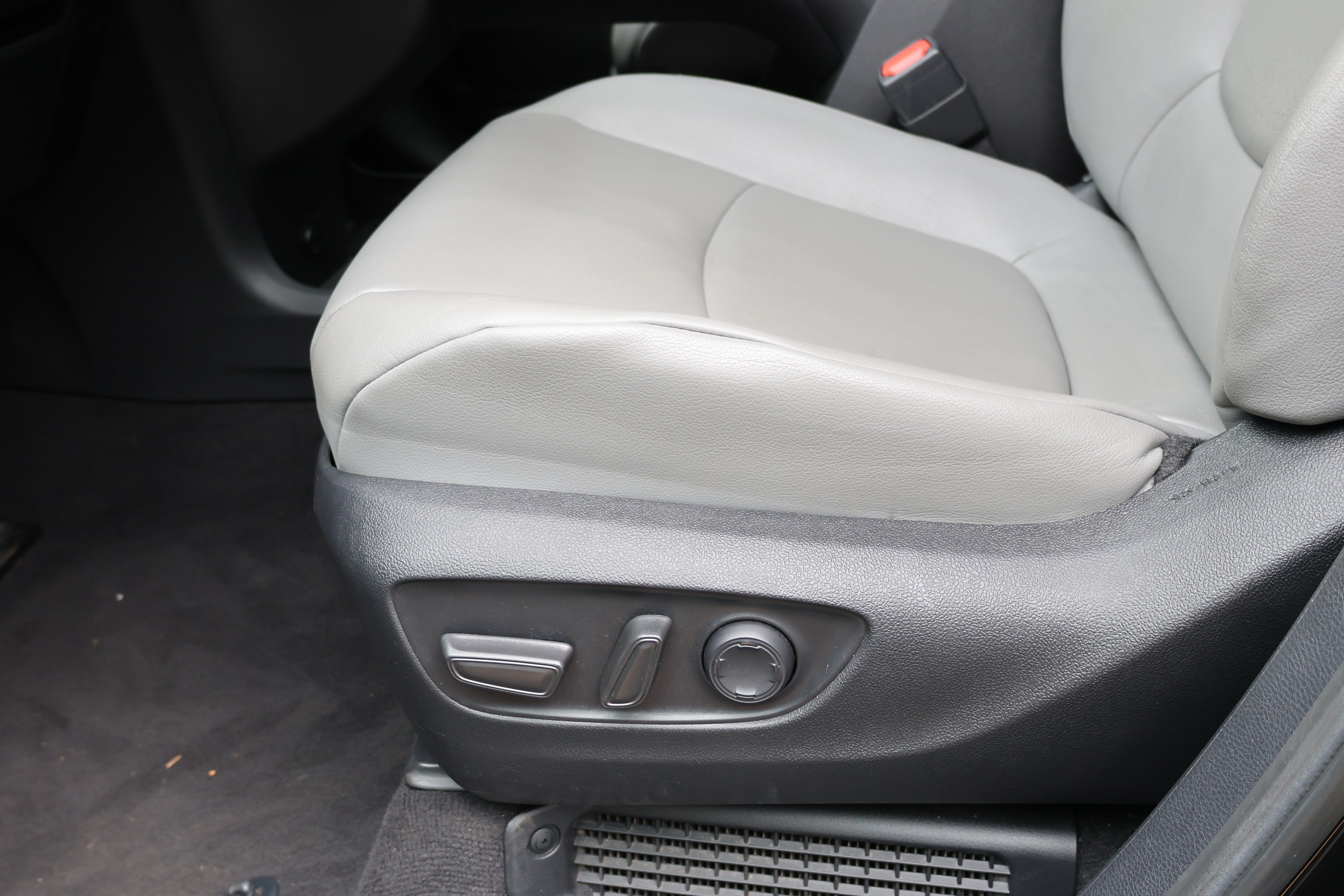 Certified 2025 Toyota Sienna XLE FWD image 25