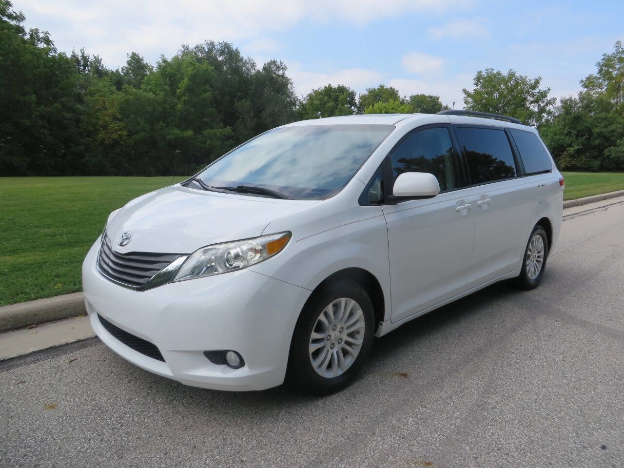 Used 2011 Toyota Sienna XLE image 1