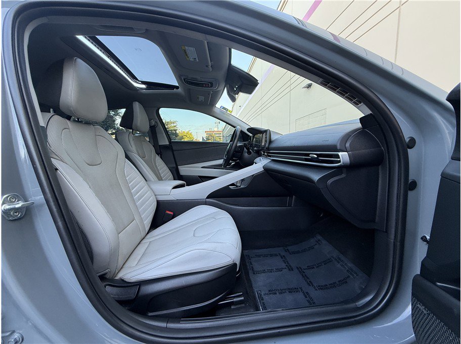 Used 2022 Hyundai Elantra Limited w/ Preferred Accessory Package image 12