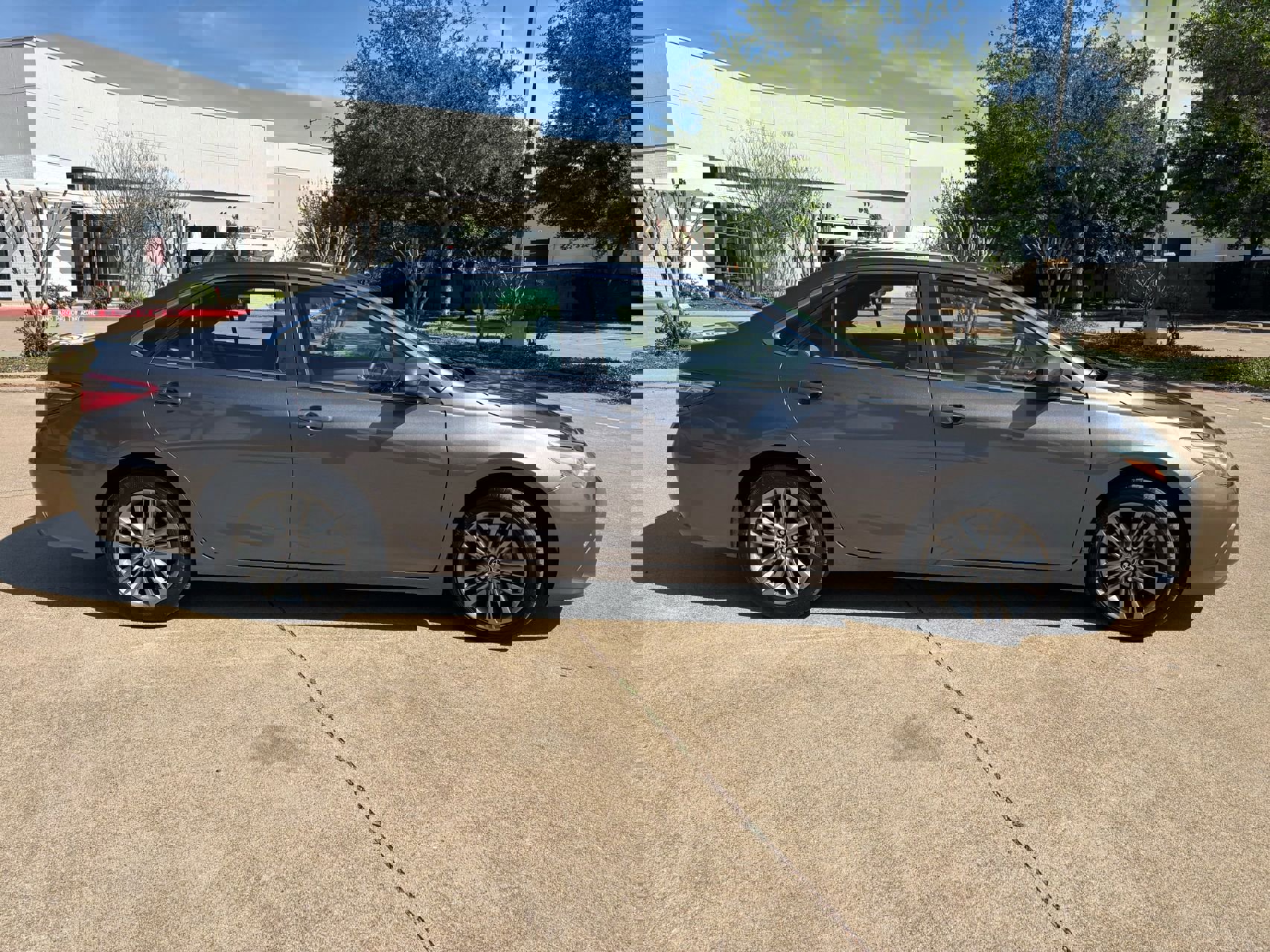 Used 2016 Toyota Camry SE image 4