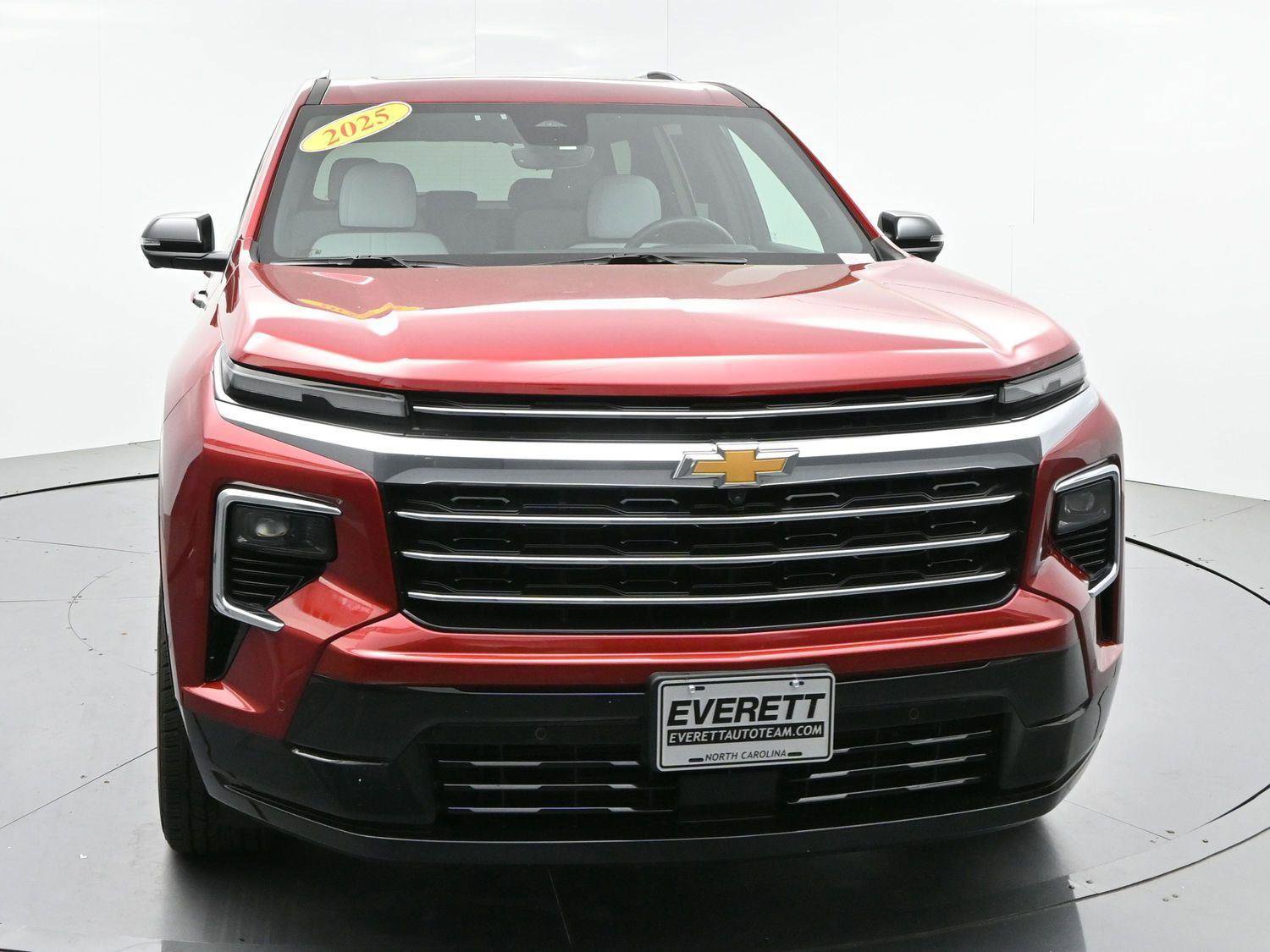 Used 2025 Chevrolet Traverse High Country image 2