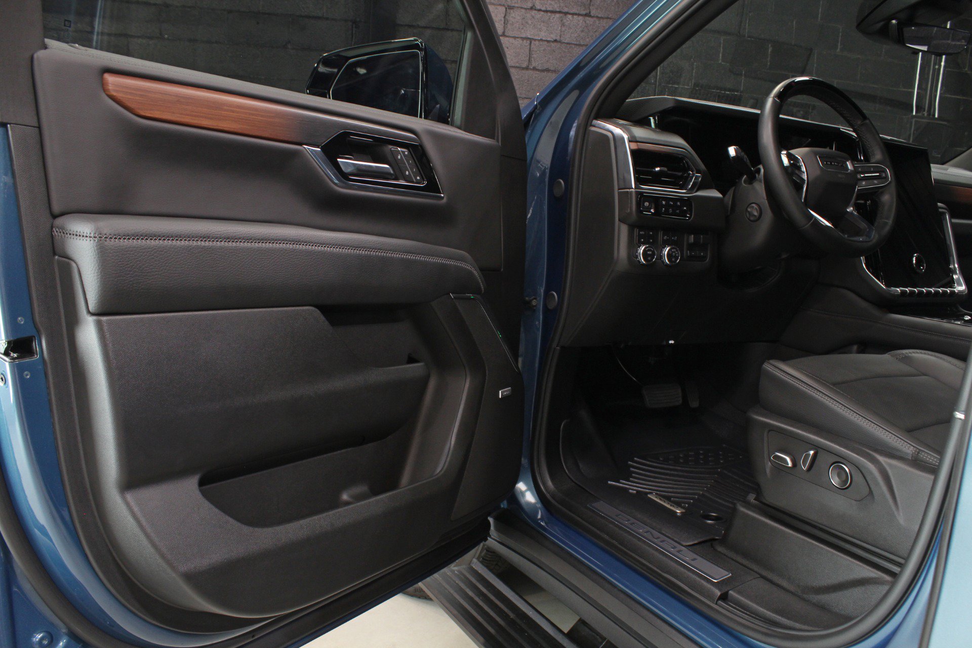 Used 2025 GMC Yukon Denali w/ Denali Reserve Package AWD/4WD image 32