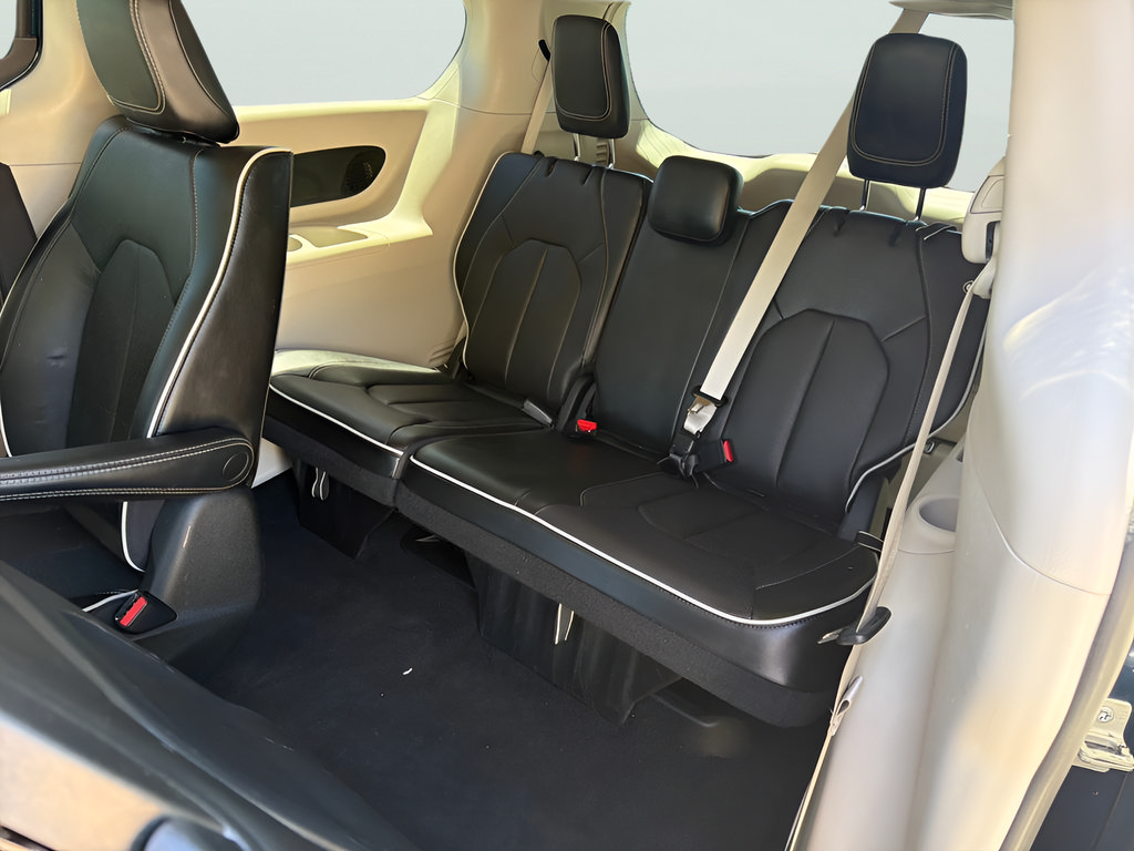Used 2023 Chrysler Pacifica Limited FWD image 37