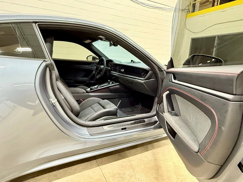 Used 2025 Porsche 911 Carrera 4 GTS image 46