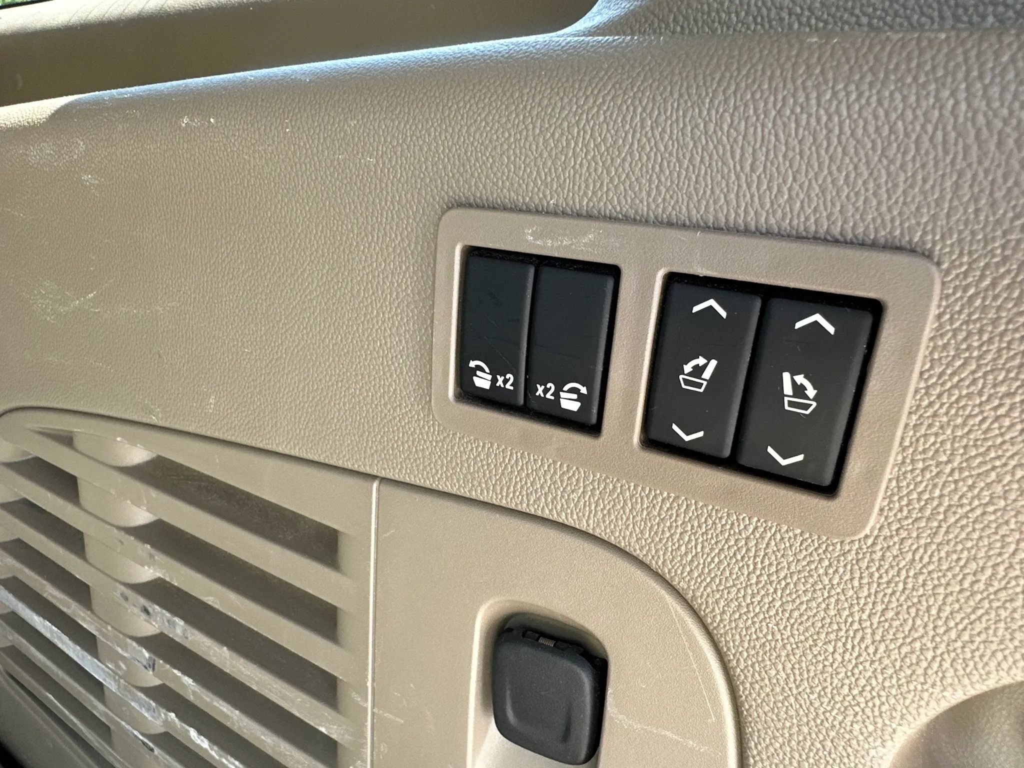 Used 2020 Chevrolet Suburban Premier AWD/4WD image 38