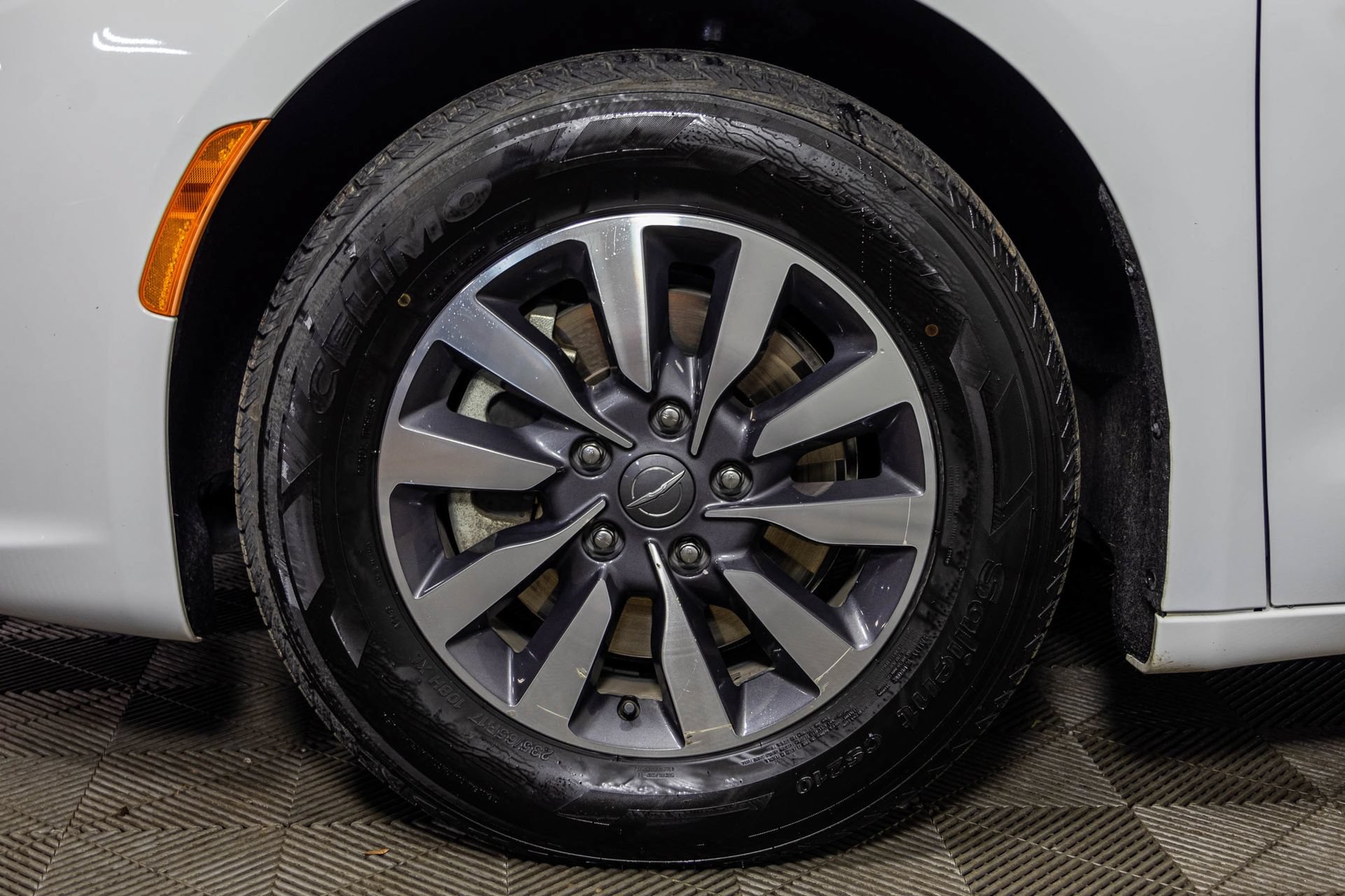 Used 2024 Chrysler Pacifica Limited FWD image 50