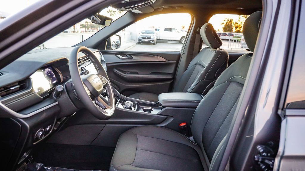 New 2025 Jeep Grand Cherokee L Laredo w/ Luxury Tech Group I image 19